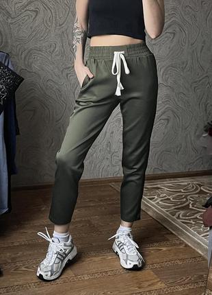 Стильні штани від bershka зелені/хакі