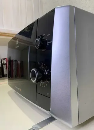 Микроволновая печь electrolux emm21000s в идеальном состоянии