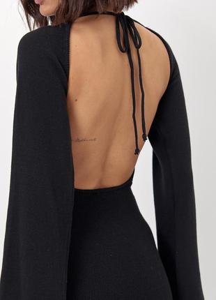 Вязаное платье макси с вырезом на спине