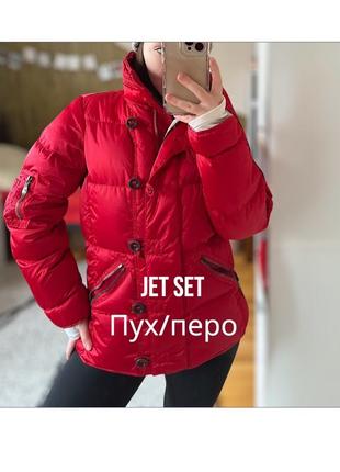 Крутая атласная пуховая курточка jet set в ярком красном цвете с манжетами, пуховая зимняя куртка