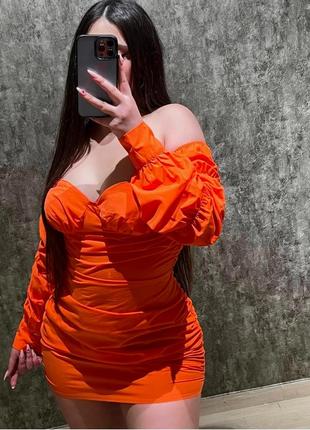Женское оранжевое платье с открытыми плечами plt