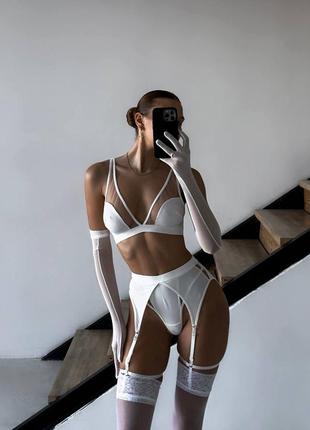 Изящный и невероятно привлекательный комплект белья.