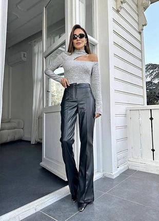 Гольф з вирізом на плечі