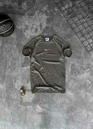 Легкая спортивная футболка nike