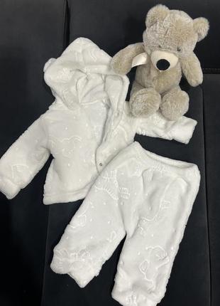 Біленький плюшевий костюм