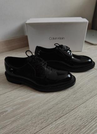Шкіряні лаковані туфлі оксфорди дербі calvin klein