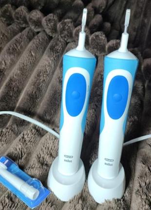 Зубная щетка braun oral-b vitality 3d white 2 штуки и новая сменная насадка