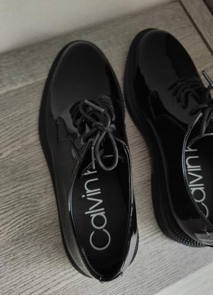 Шкіряні лаковані туфлі оксфорди дербі calvin klein4 фото