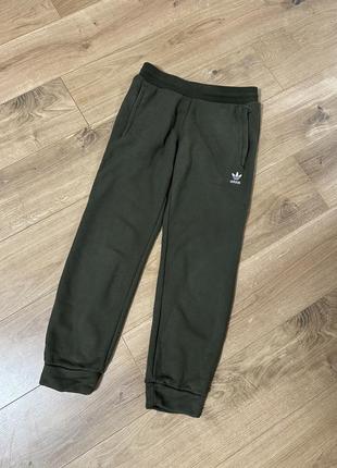 Спортивные штаны в цвете хаки adidas m