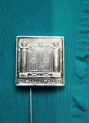 Значок винтаж прошлый век. ленинград