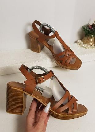 Кожаные шоколадные босоножки на устойчивом каблуке 5th avenue 41р