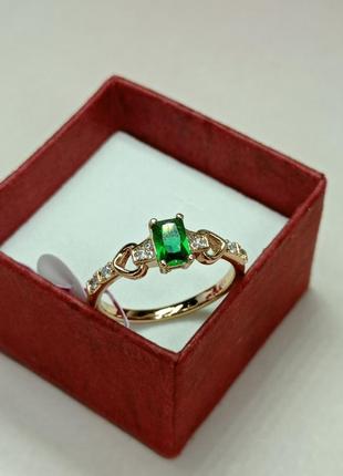 Красивая кольца с изумрудным и белыми фианитами. размер 17. позолота.