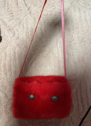 Червона хутряна сумка муфта