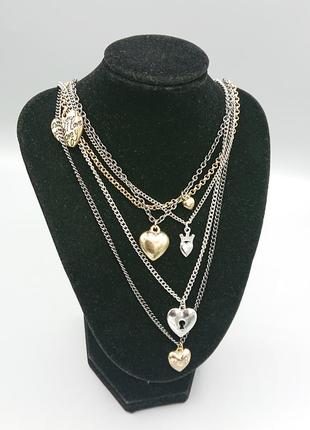 Многорядное колье из разноцветных цепочек и различных подвесок сердечек неординарное