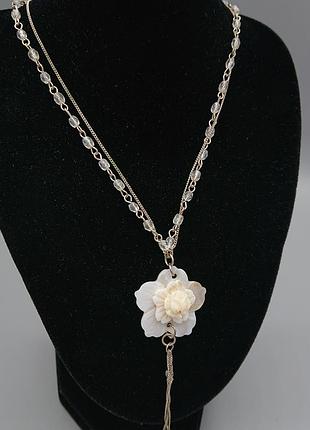 Интересное ожерелье с перламутровой подвеской цветком