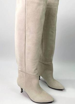 ▪️високі ботфорти прямі чоботи труби жіночі світло молочні нюдові бежеві маленький каблук підбори натуральна замша фліс демісезонні