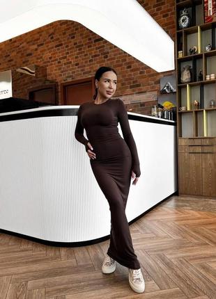 Женское длинное платье с разрезом на пальчике