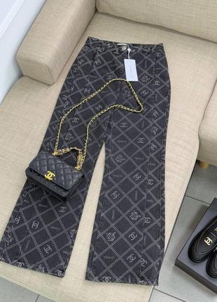 Джинсы  черные прямые с принтом