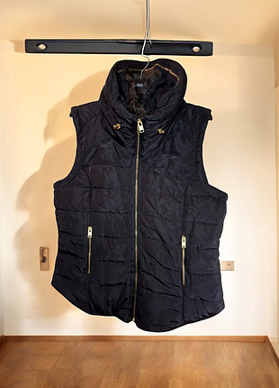 Тепла жіноча жилетка з капюшоном