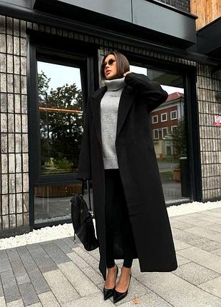 Пальто з боковыми кишенями, силует формується за допомогою поясу . без підкладки.