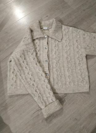 Тепла в'язана кофта косами на гудзиках з коміром