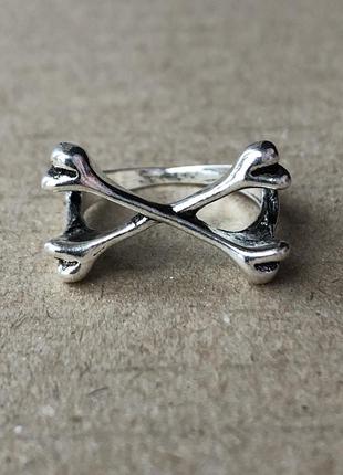 Кольцо колечко кости крест крестом большое крупное y2k панк готика готическое женское мужское серебристое типа серебряное под серебро размер 18