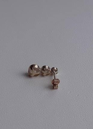 Одна золотая серьга из золота 333 пробы3 фото