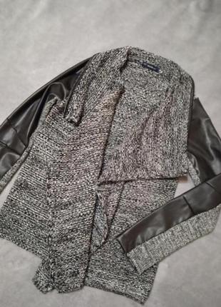 Зручний кардиган з рукавами з шкірозамін.