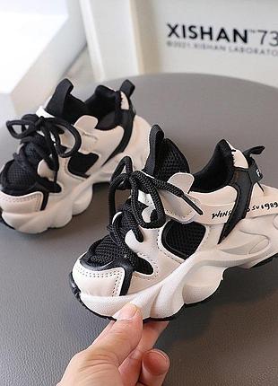 Стильные кроссовки