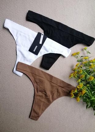 Набор из 3х трусиков стрингов в рубчик weekday черные, белые, коричневые