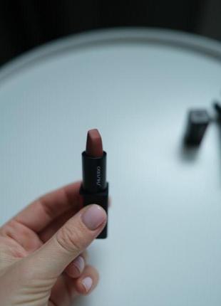Помада shiseido modernmatte powder lipstick 5084 фото