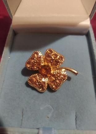 Брошь красивая цветок.