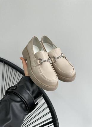 Бежевые кожаные лоферы