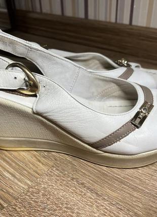 Белые босоножки на танкетке