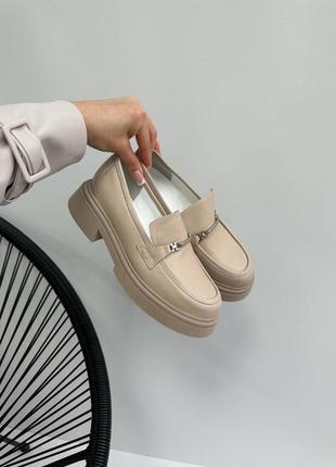 Бежевые кожаные лоферы