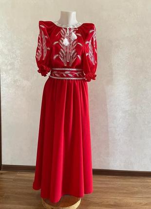 Вышитое платье