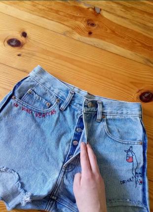 Стильні шорти levi's з нашивками ручної роботи3 фото