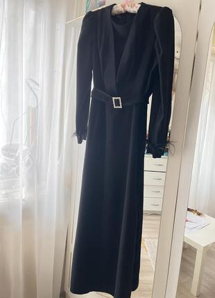 Вечернее платье с перьями, м