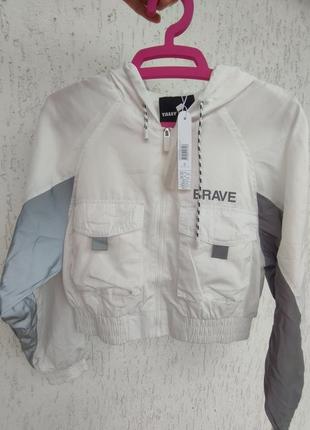 Укороченный бомбер с светоотражающими вставками