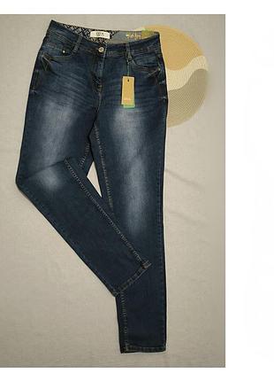 Темно-сині джинси з потертостями