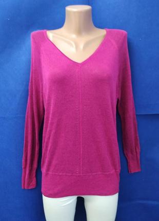 Красивая кофточка малинового цвета