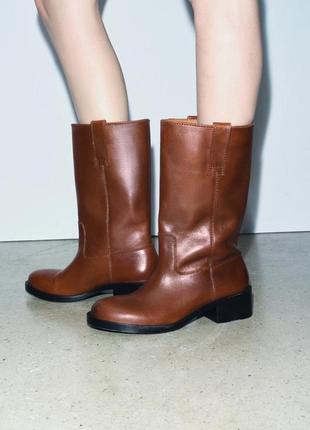 Шкіряні черевикик з широкою халявою zara