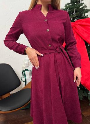 Бордовое вельветовое платье на пуговицах