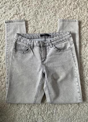 Джинсы светло-серые