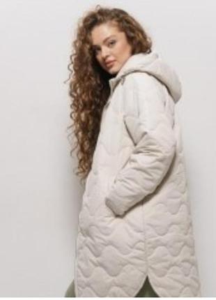 Стёганное пальто от bershka цвет слоновая кость шампань