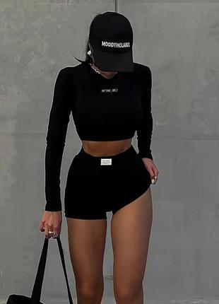 Спортивная одежда костюм (топ,шорты)