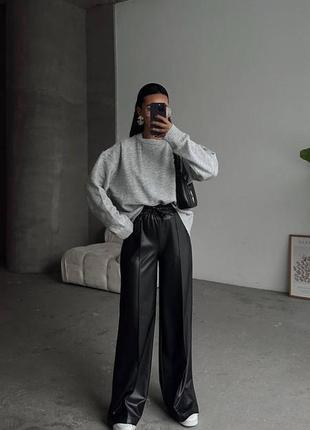 Спортивний варіант брюків з еко шкіри