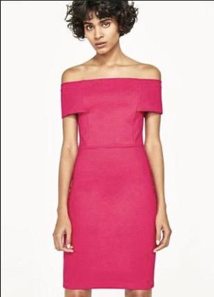 Розовое миди платье футляр с открытыми плечами zara