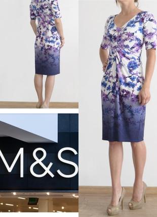 Элегантное платье с цветочным принтом и драпировкой m&s этикетка
