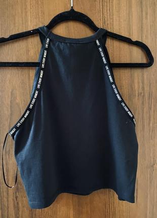 Трендовый черный топ с надписью "live every moment”